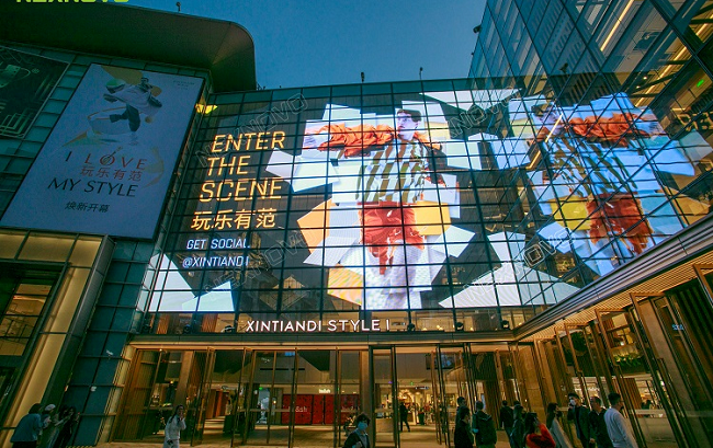 跳出透明屏“內(nèi)耗”現(xiàn)狀，華邦瀛LED透明屏打造顯示新體驗(yàn)